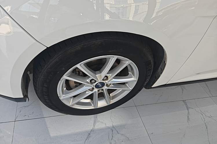 Used Ford Focus 2018 Two-Door Classic EcoBoost 125 Automatic Supercharged Style SmartDrive Edition Left Front Wheel Hub