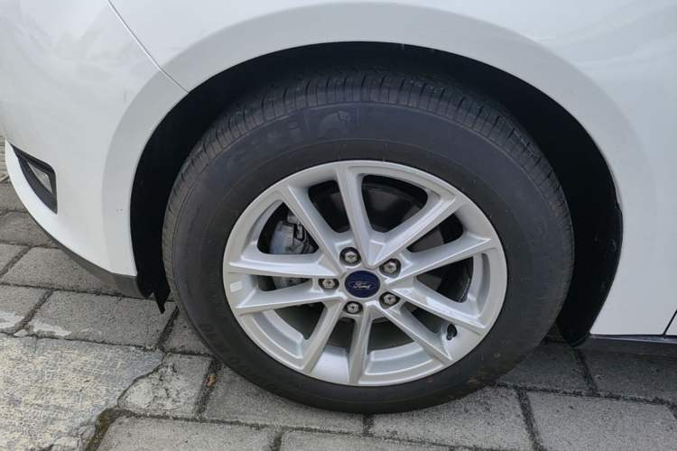 Used Ford Focus 2018 Sedan Classic 1.6L Automatic Trendy SmartDrive Edition Left Front Wheel Hub