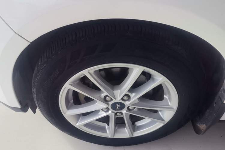 Used Ford Focus 2018 Sedan Classic 1.6L Automatic Trendy SmartDrive Edition Left Front Wheel Hub