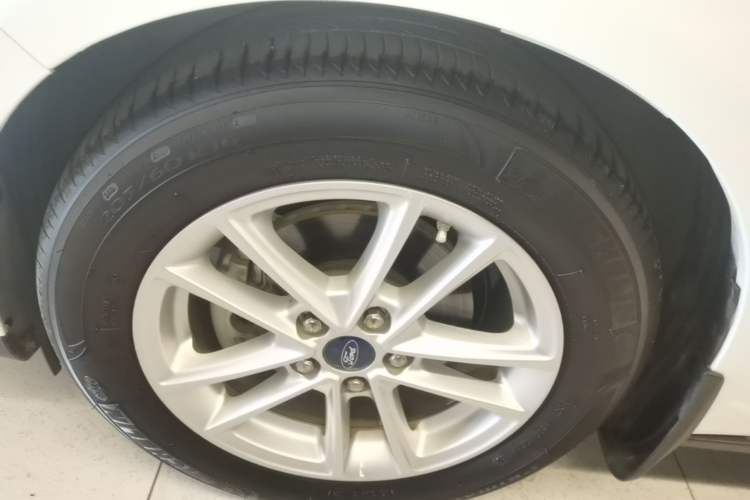 Used Ford Focus 2018 Sedan Classic EcoBoost 180 Automatic Elite Model Left Front Wheel Hub