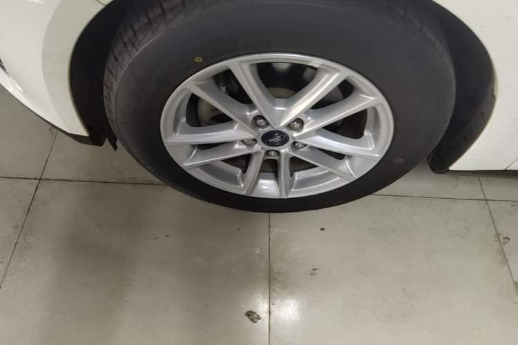 Used Ford Focus 2018 Sedan Classic EcoBoost 180 Automatic Elite Model Left Front Wheel Hub