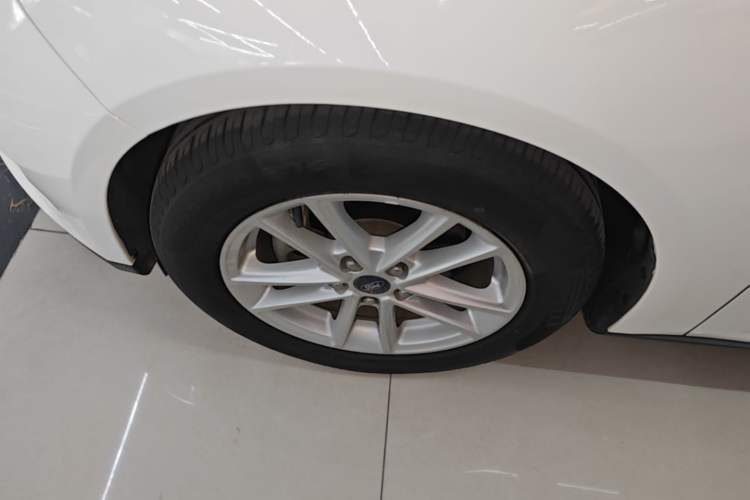 Used Ford Focus 2018 Sedan Classic 1.6L Automatic Trendy SmartDrive Edition Left Front Wheel Hub