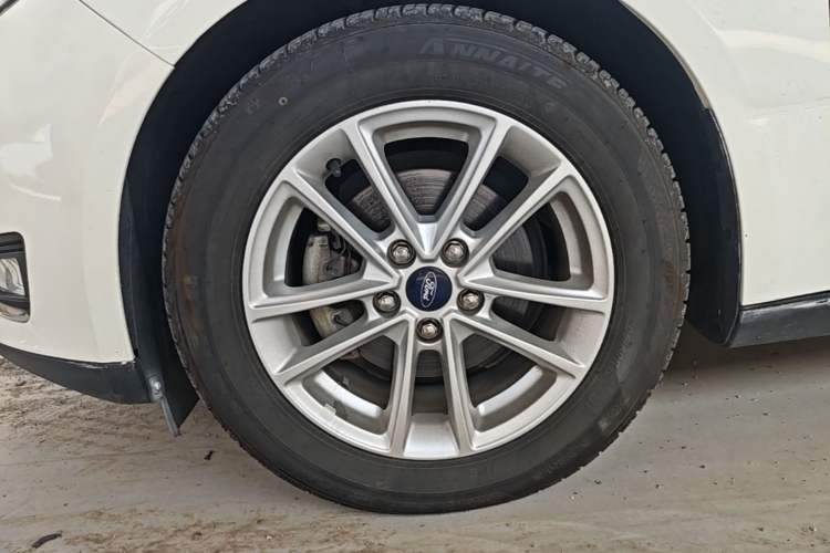 Used Ford Focus 2018 Sedan Classic EcoBoost 180 Automatic Elite Model Left Front Wheel Hub