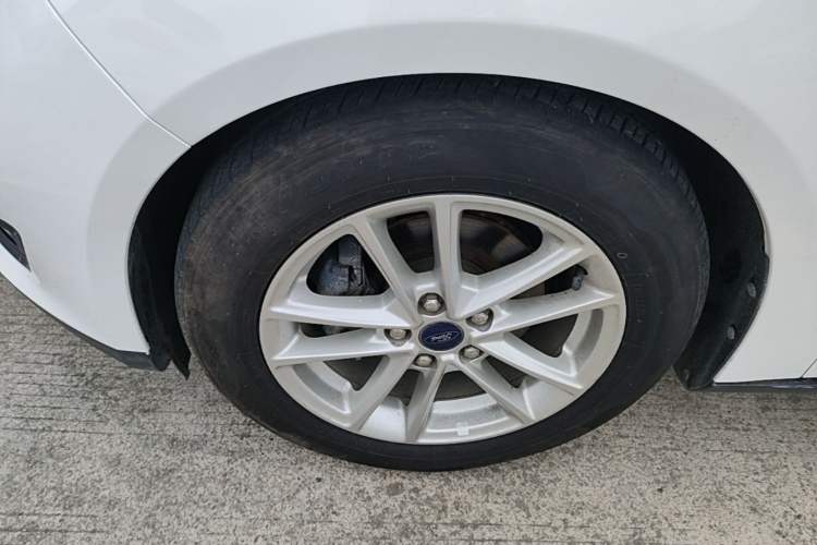 Used Ford Focus 2018 Sedan Classic EcoBoost 125 Automatic Supercharged Style SmartDrive Edition Left Front Wheel Hub
