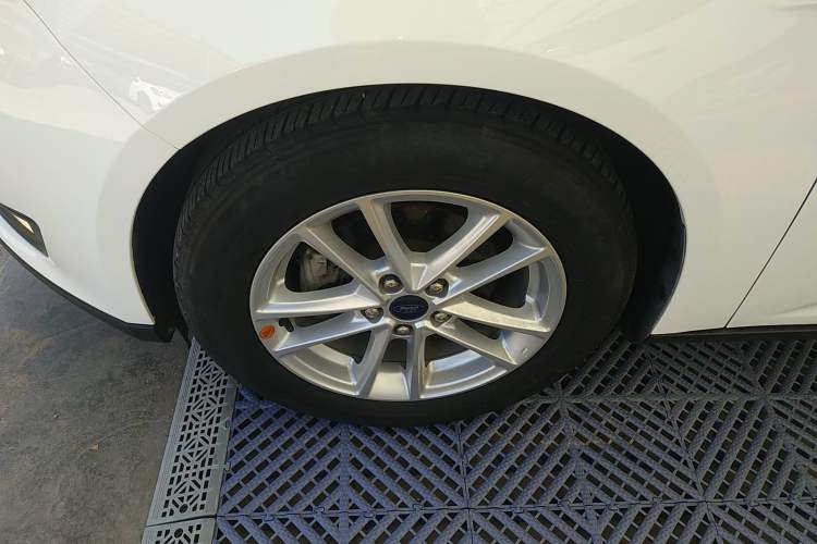 Used Ford Focus 2018 Hatchback Classic 1.6L Automatic Trendy SmartDrive Edition Left Front Wheel Hub