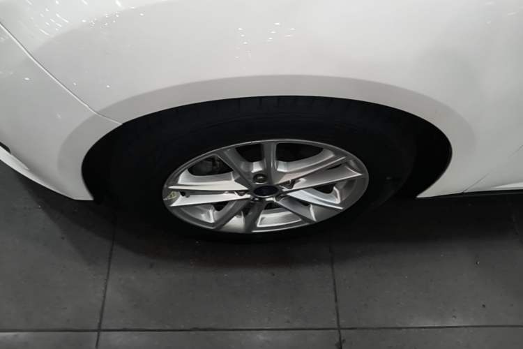 Used Ford Focus 2018 Hatchback Classic 1.6L Automatic Trendy SmartDrive Edition Left Front Wheel Hub