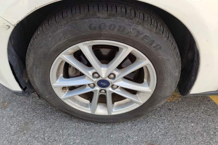 Used Ford Focus 2018 Sedan Classic EcoBoost 180 Automatic Elite Model Left Front Wheel Hub