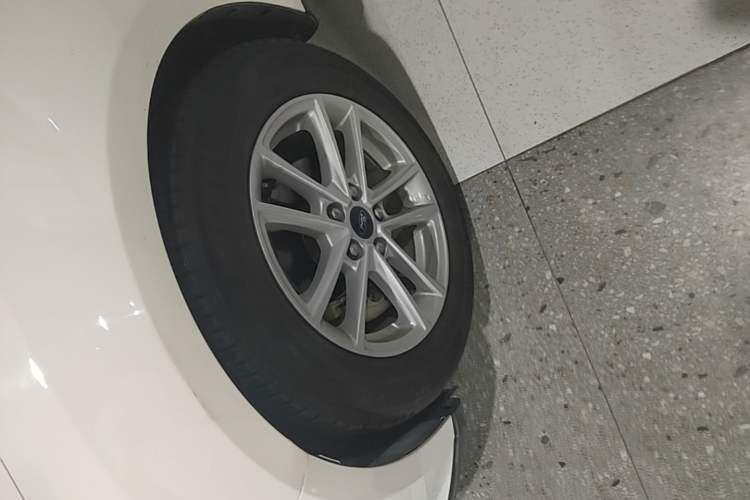 Used Ford Focus 2018 Hatchback Classic EcoBoost 180 Automatic Elite Model Left Front Wheel Hub