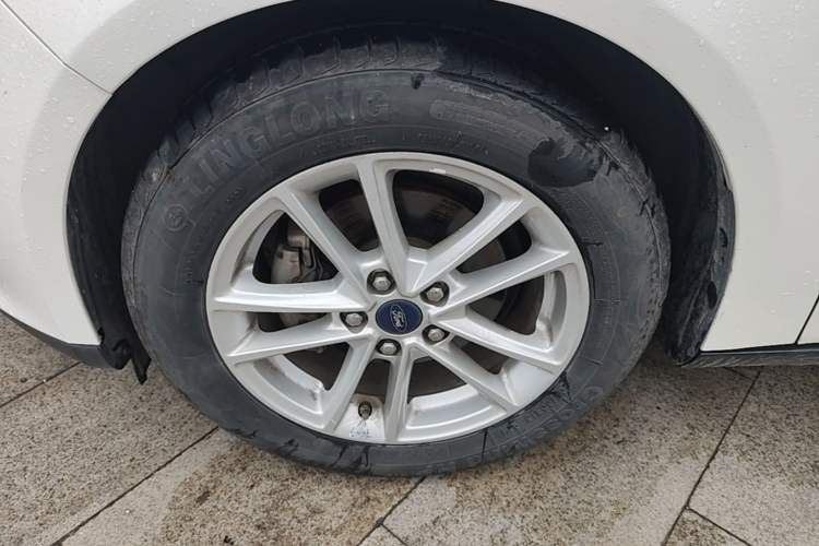 Used Ford Focus 2018 Sedan Classic EcoBoost 180 Automatic Elite Model Left Front Wheel Hub