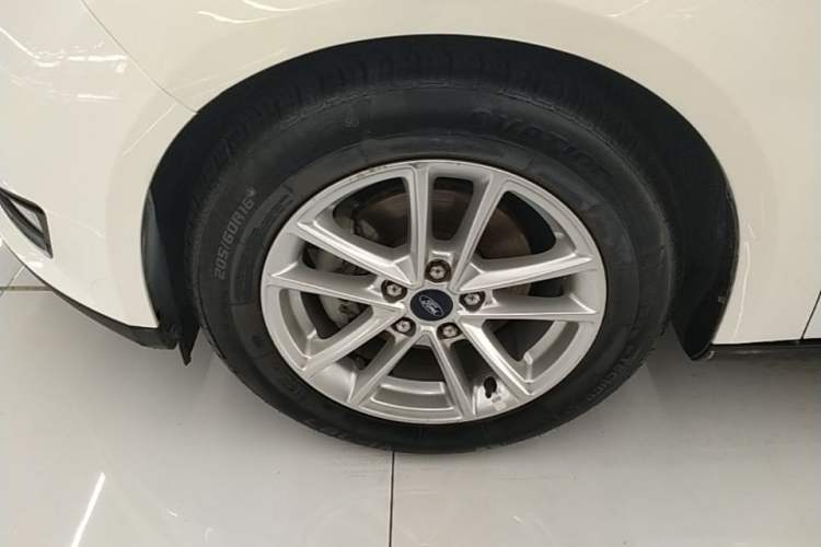 Used Ford Focus 2018 Sedan Classic EcoBoost 180 Automatic Elite Model Left Front Wheel Hub
