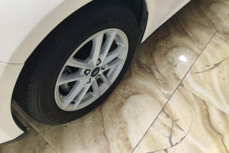 Used Ford Focus 2018 Hatchback Classic 1.6L Automatic Trendy SmartDrive Edition Left Front Wheel Hub