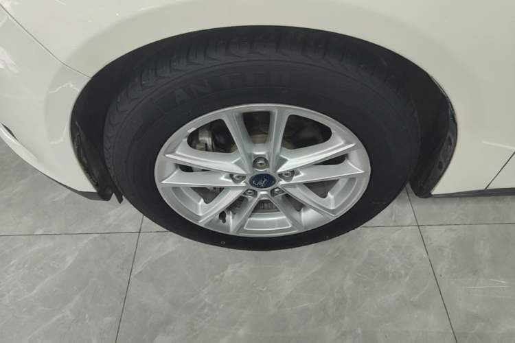 Used Ford Focus 2018 Sedan Classic 1.6L Automatic Trendy SmartDrive Edition Left Front Wheel Hub