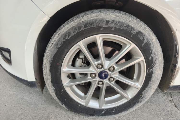Used Ford Focus 2018 Sedan Classic EcoBoost 180 Automatic Elite Model Left Front Wheel Hub