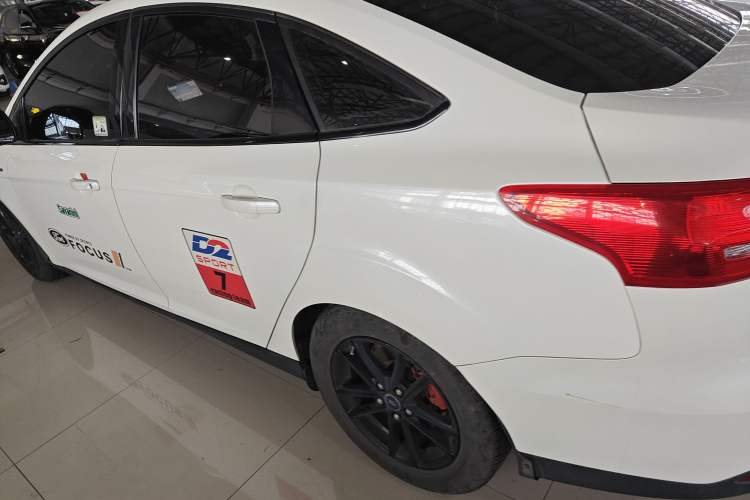 Used Ford Focus 2018 Sedan Classic EcoBoost 180 Automatic Elite Model Left Side