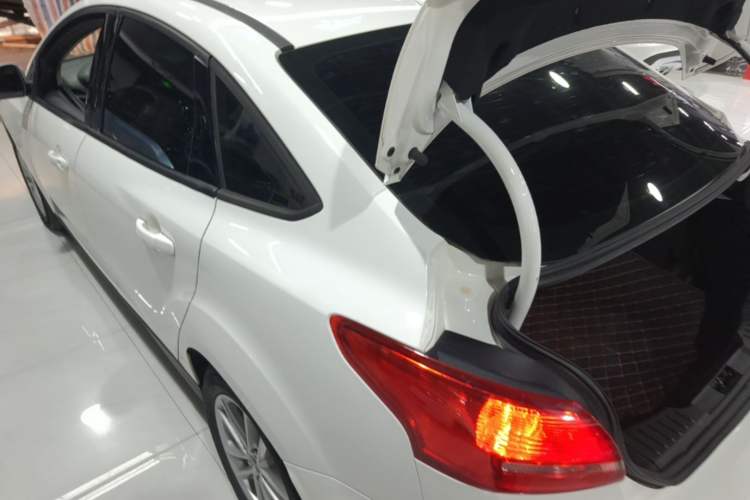 Used Ford Focus 2018 Sedan Classic 1.6L Automatic Trendy SmartDrive Edition Rear Left 45 Deg
