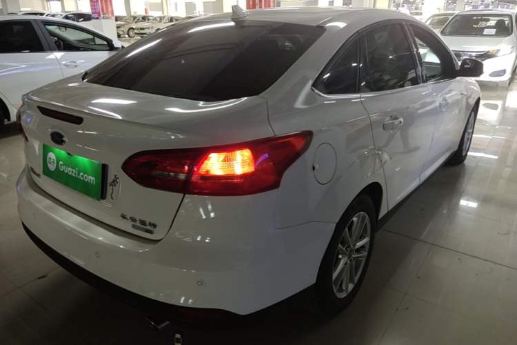 Used Ford Focus 2018 Sedan Classic EcoBoost 180 Automatic Elite Model Rear Right 45 Deg