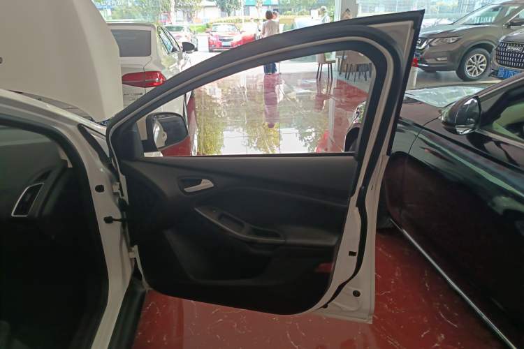 Used Ford Focus 2018 Hatchback Classic 1.6L Automatic Trendy SmartDrive Edition Right Front Door Interior
