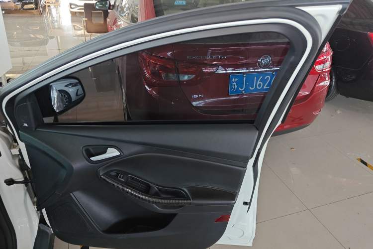 Used Ford Focus 2018 Sedan Classic EcoBoost 180 Automatic Elite Model Right Front Door Interior