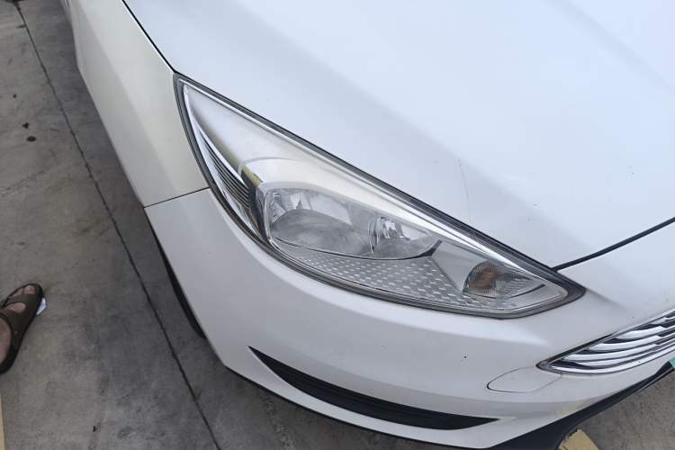 Used Ford Focus 2018 Sedan Classic 1.6L Automatic Comfort Plus Smart Drive Version Right Front Headlight