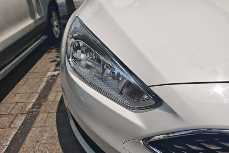 Used Ford Focus 2018 Hatchback Classic 1.6L Automatic Comfort Plus SmartDrive Edition Right Front Headlight