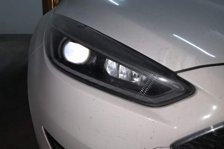 Used Ford Focus 2018 Hatchback Classic 1.6L Automatic Trendy SmartDrive Edition Right Front Headlight