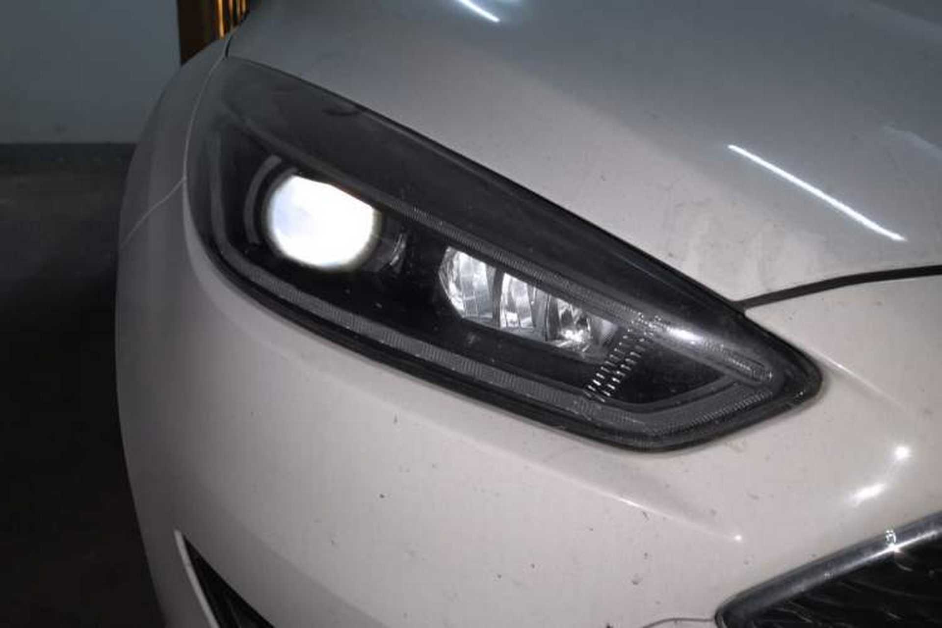 Used Ford Focus 2018 Hatchback Classic 1.6L Automatic Trendy SmartDrive Edition Right Front Headlight