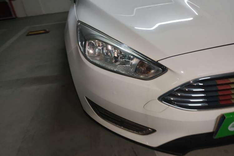 Used Ford Focus 2018 Sedan Classic 1.6L Automatic Trendy SmartDrive Edition Right Front Headlight