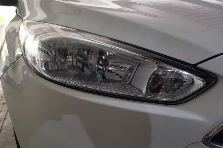 Used Ford Focus 2018 Hatchback Classic 1.6L Automatic Comfort Plus SmartDrive Edition Right Front Headlight