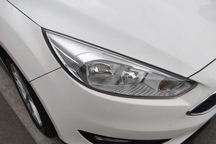 Used Ford Focus 2018 Hatchback Classic 1.6L Automatic Trendy SmartDrive Edition Right Front Headlight