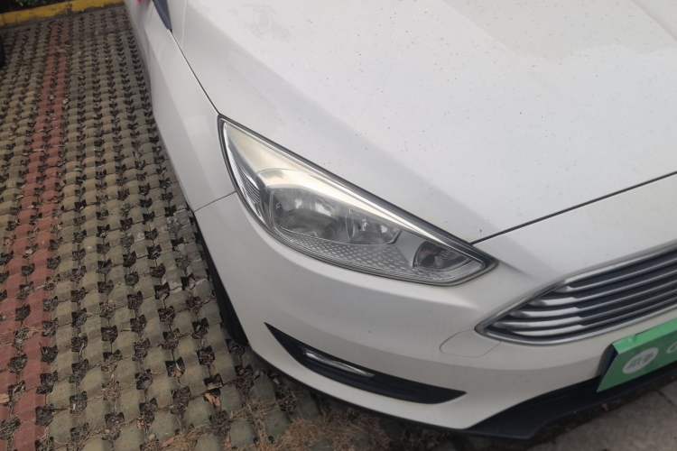 Used Ford Focus 2018 Sedan Classic 1.6L Automatic Trendy SmartDrive Edition Right Front Headlight