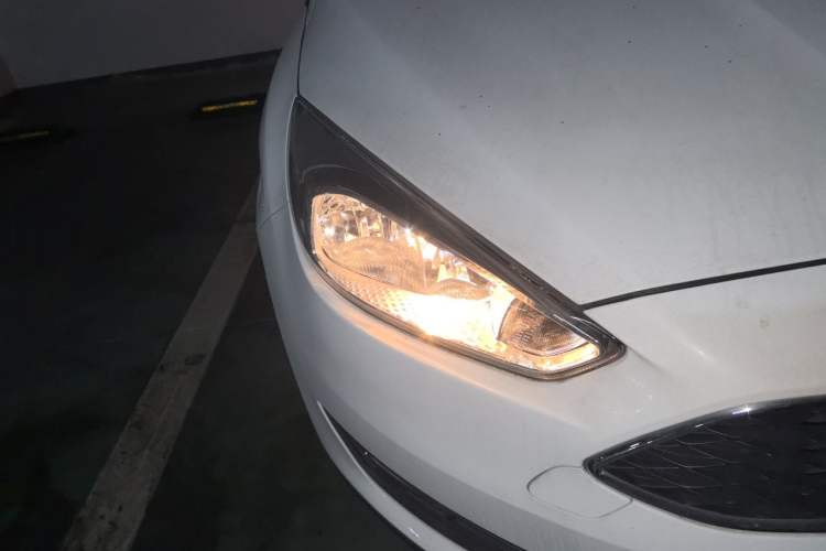 Used Ford Focus 2018 Two-Door Classic EcoBoost 125 Automatic Supercharged Style SmartDrive Edition Right Front Headlight