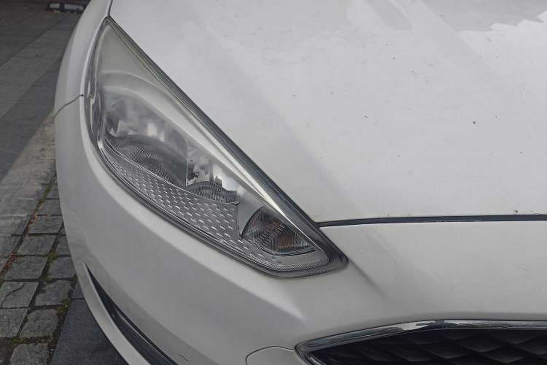 Used Ford Focus 2018 Hatchback Classic 1.6L Automatic Trendy SmartDrive Edition Right Front Headlight