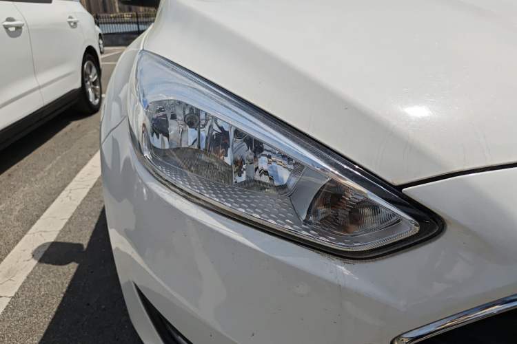 Used Ford Focus 2018 Hatchback Classic 1.6L Automatic Trendy SmartDrive Edition Right Front Headlight