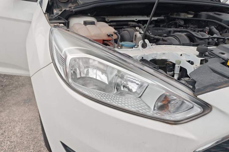 Used Ford Focus 2018 Hatchback Classic 1.6L Manual Comfort Plus SmartDrive Edition Right Front Headlight