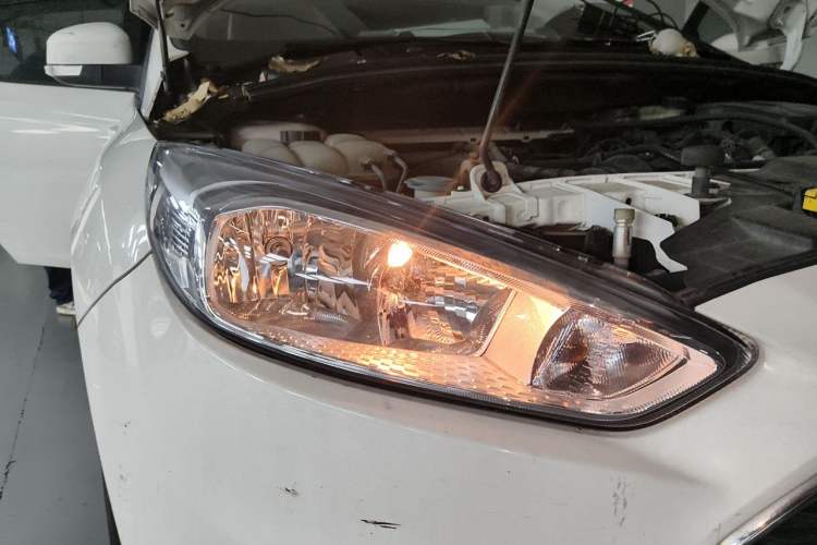 Used Ford Focus 2018 Hatchback Classic 1.6L Automatic Trendy SmartDrive Edition Right Front Headlight