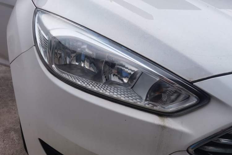 Used Ford Focus 2018 Sedan Classic 1.6L Automatic Trendy SmartDrive Edition Right Front Headlight