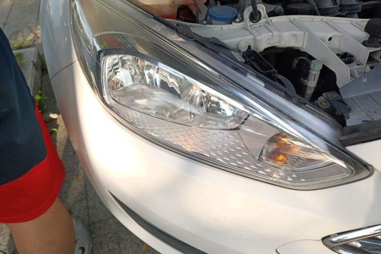 Used Ford Focus 2018 Sedan Classic 1.6L Automatic Trendy SmartDrive Edition Right Front Headlight