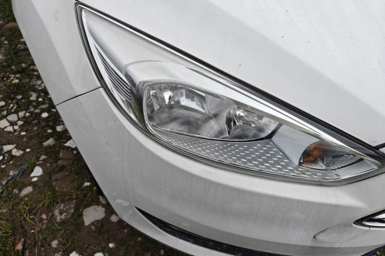 Used Ford Focus 2018 Sedan Classic 1.6L Automatic Trendy SmartDrive Edition Right Front Headlight