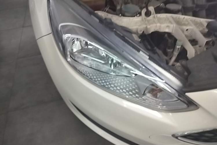 Used Ford Focus 2018 Hatchback Classic 1.6L Automatic Trendy SmartDrive Edition Right Front Headlight