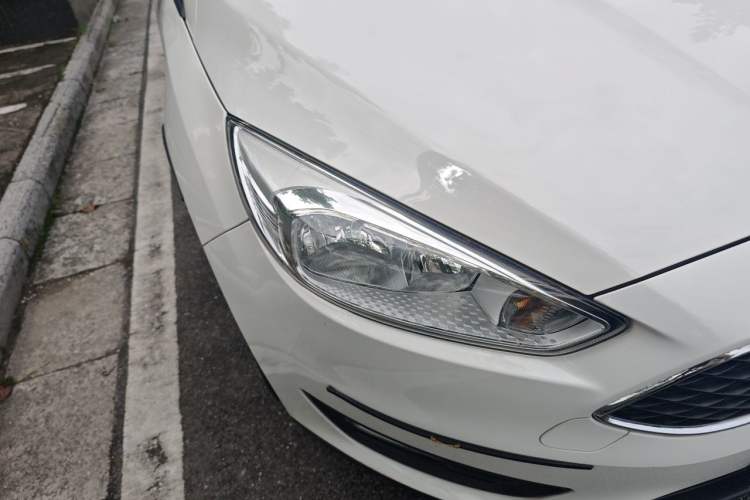 Used Ford Focus 2018 Hatchback Classic 1.6L Automatic Trendy SmartDrive Edition Right Front Headlight