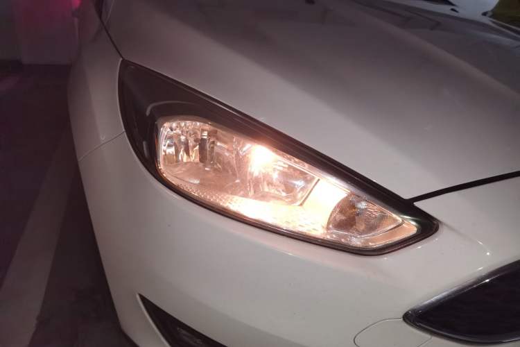 Used Ford Focus 2018 Hatchback Classic 1.6L Automatic Trendy SmartDrive Edition Right Front Headlight