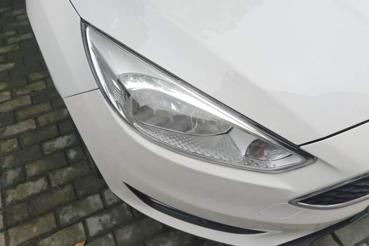 Used Ford Focus 2018 Hatchback Classic 1.6L Automatic Trendy SmartDrive Edition Right Front Headlight