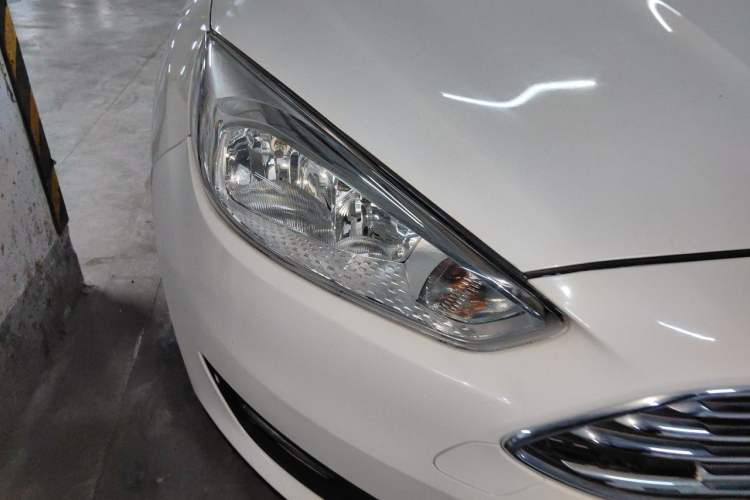 Used Ford Focus 2018 Sedan Classic 1.6L Automatic Trendy SmartDrive Edition Right Front Headlight
