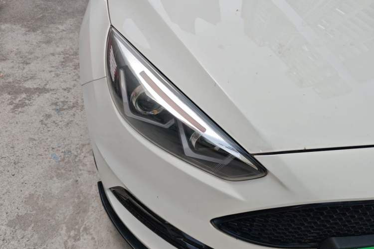 Used Ford Focus 2018 Hatchback Classic 1.6L Automatic Trendy SmartDrive Edition Right Front Headlight