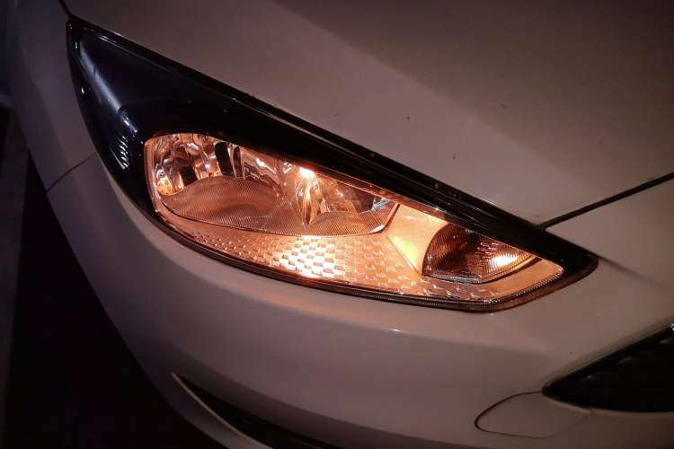 Used Ford Focus 2018 Sedan Classic 1.6L Automatic Trendy SmartDrive Edition Right Front Headlight