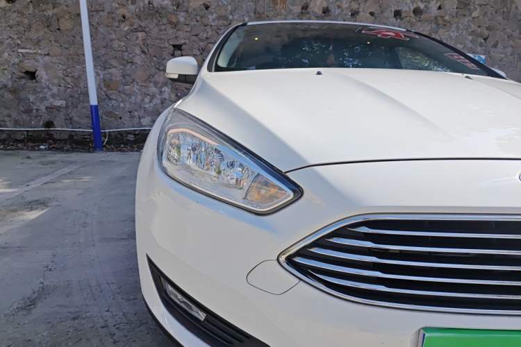 Used Ford Focus 2018 Sedan Classic 1.6L Automatic Trendy SmartDrive Edition Right Front Headlight
