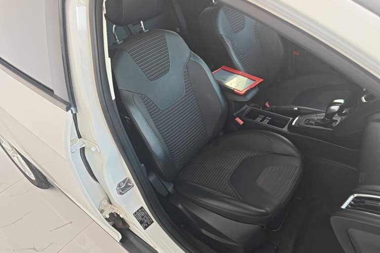 Used Ford Focus 2018 Two-Door Classic EcoBoost 125 Automatic Supercharged Style SmartDrive Edition Right Front Seat
