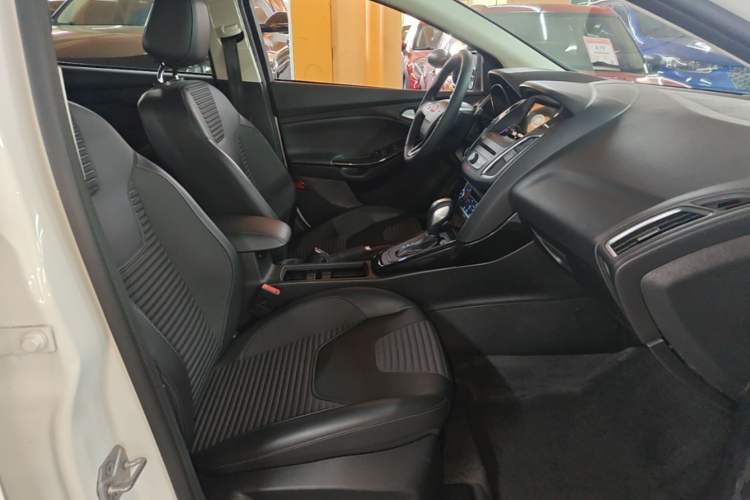 Used Ford Focus 2018 Hatchback Classic EcoBoost 180 Automatic Elite Model Right Front Seat
