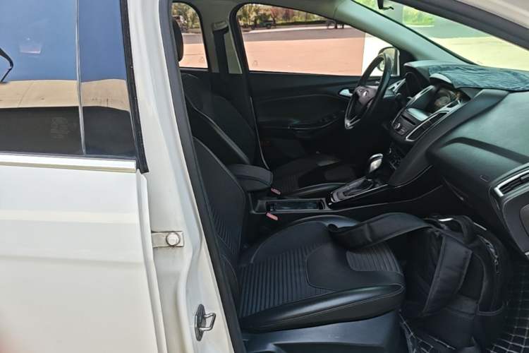 Used Ford Focus 2018 Sedan Classic EcoBoost 180 Automatic Elite Model Right Front Seat