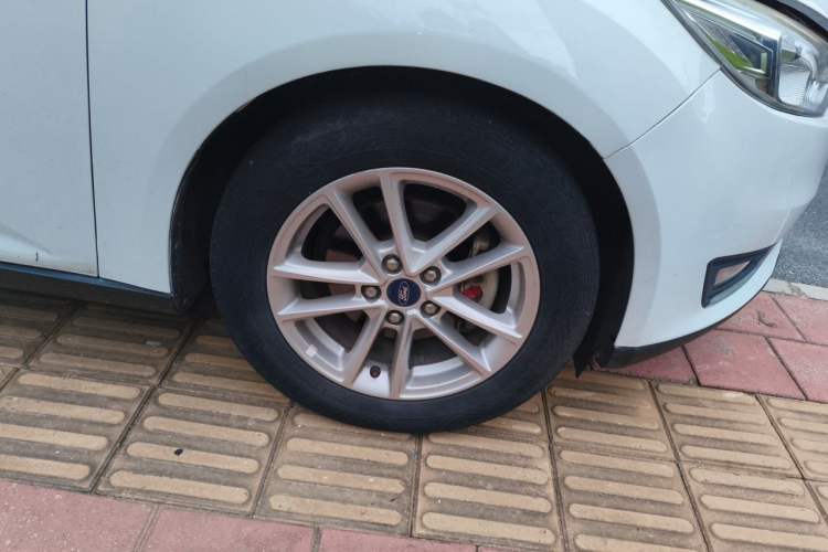 Used Ford Focus 2018 Sedan Classic EcoBoost 180 Automatic Elite Model Right Front Wheel Hub